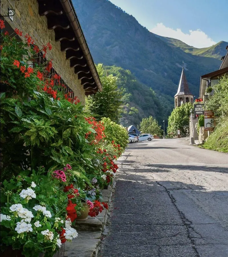 Casa De Piedra Con Encanto En El Bonito Pueblo De Bagergue Hébergement de vacances
